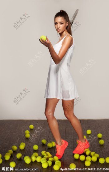 打网球的美女