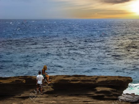 两个人看大海波涛