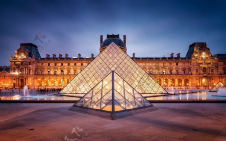 法国玻璃金字塔