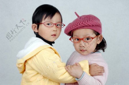 两个戴眼镜的小女孩