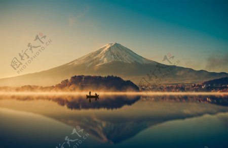 富士山与平静湖面风景