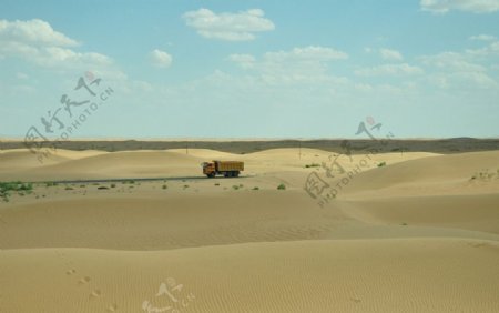 大漠与车