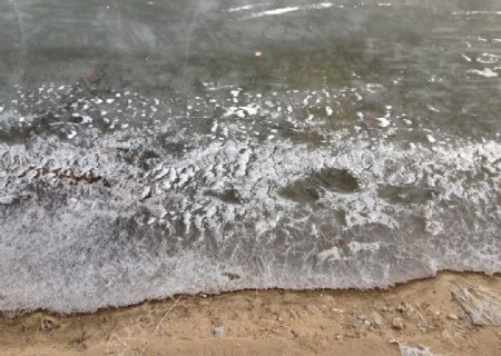 冬日冰封的河边