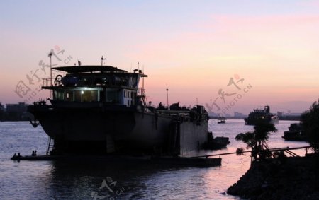 黄昏的码头落日江边风景
