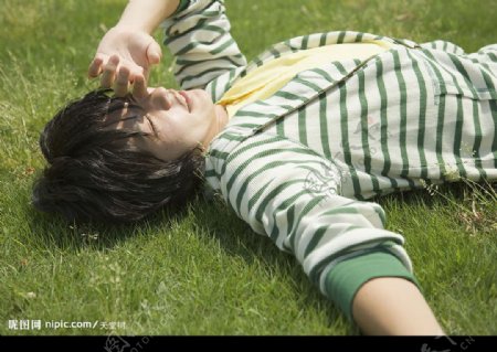 躺在草地上的阳光男孩