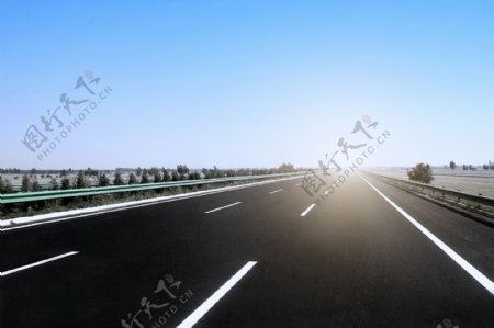 日光下空旷的高速公路摄影