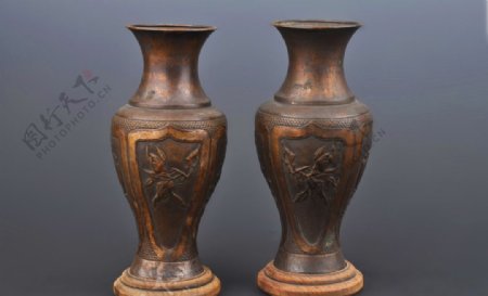古铜花瓶