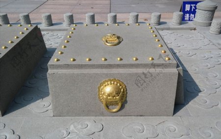 圭峰山广场入口大理石雕像