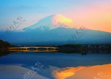 富士山下的湖泊桥梁
