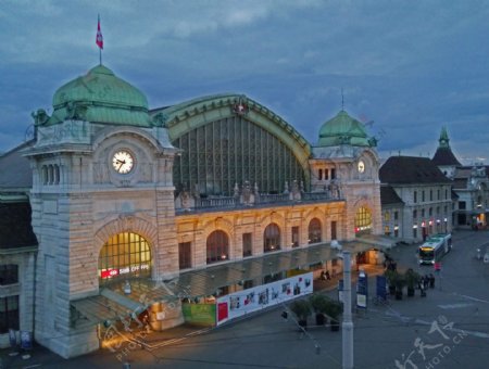 夜幕下的巴塞尔中央火车站
