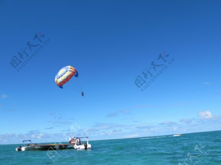 大海上的降落伞