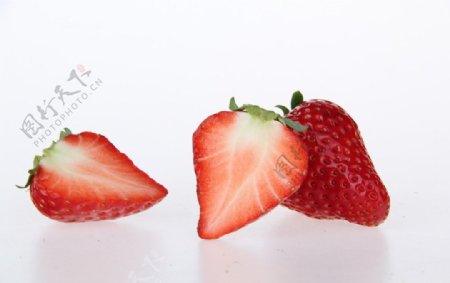 水果草莓切开