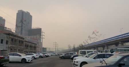 城市雾霾停车场
