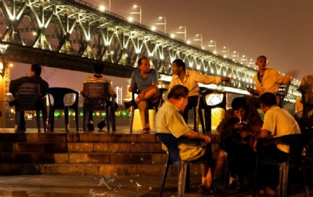 长江大桥的江滩夜色
