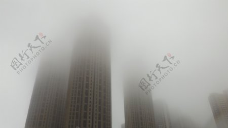 浓雾中的高楼