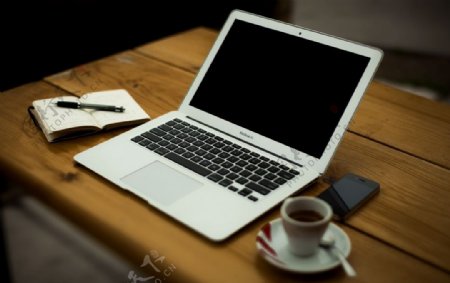 办公桌电脑笔和咖啡