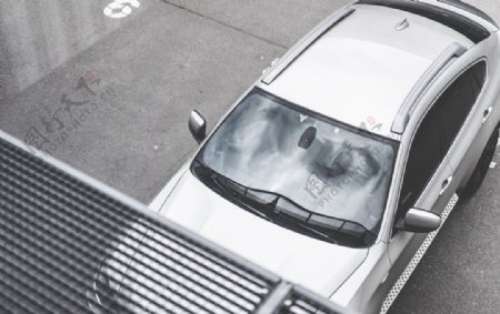 银色轿车