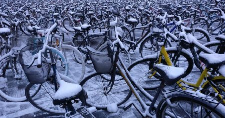 落满雪花的自行车