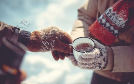 冬日情侣交换咖啡杯