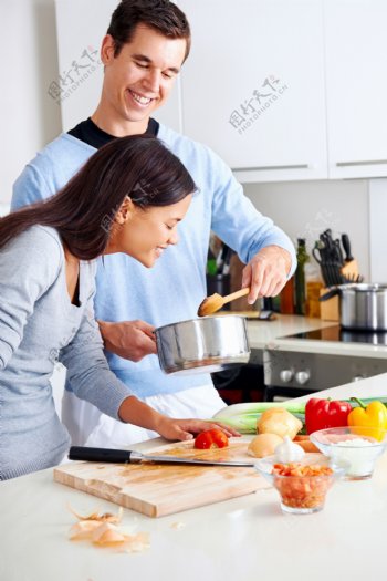 厨房的外国情侣图片