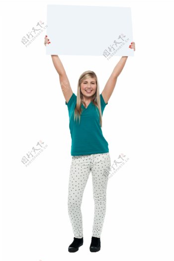 双手举着白板的蓝衣服女人图片