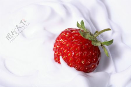 新鲜草莓与奶油图片