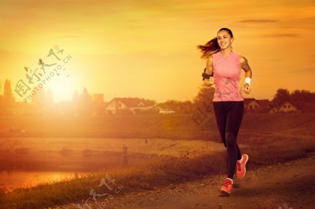 清晨跑步的瘦身女人图片