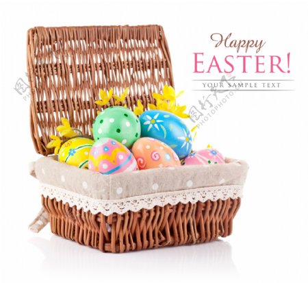篮子里的复活节彩蛋与黄色小花图片