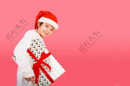 抱着圣诞礼物的小男孩图片