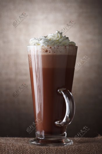 玻璃杯中的热巧克力图片