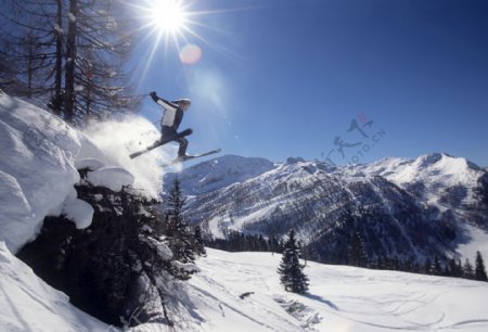 滑雪的男性运动员图片