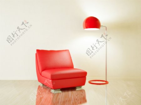 红色沙发与台灯图片