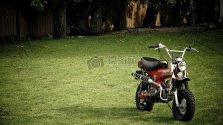 草地上的摩托车