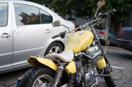 黄颜色的摩托车