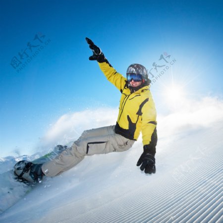 正在滑雪的人物图片
