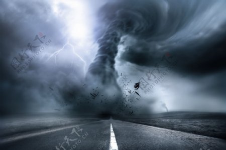 公路上的龙卷风图片