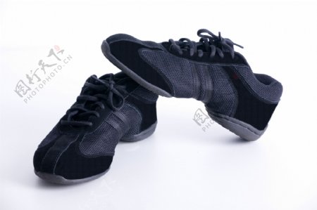 灰黑色运动休闲鞋图片