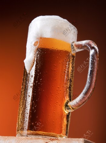 一瓶冰爽的啤酒图片