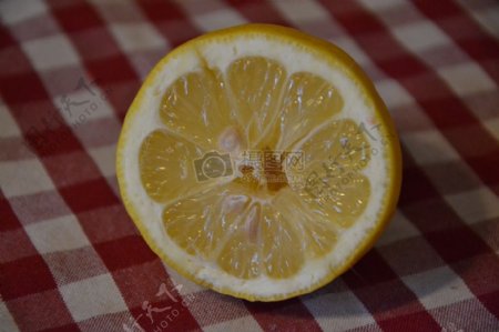 被切开的柠檬