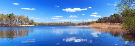 蓝天白云湖水背景图片