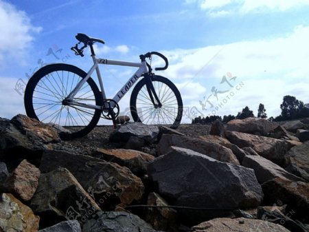 停在岩石上的自行车