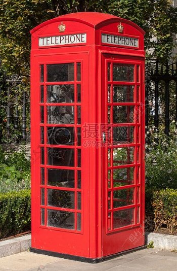 树林里的红色电话亭