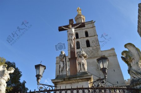教堂前的十字架