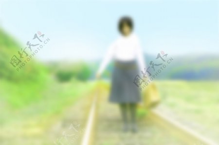 行走在铁路上的女人图片