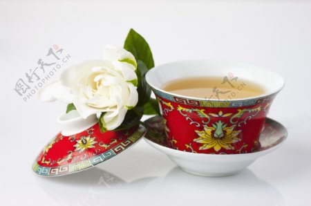 鲜花与复古茶杯图片