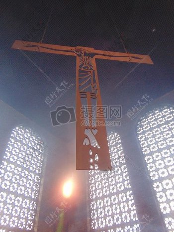 大殿里的十字架