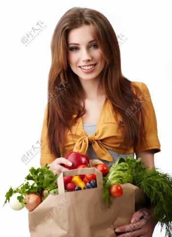 外国时尚女孩拿着蔬菜水果图片