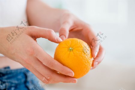 双手拿着的橙子图片