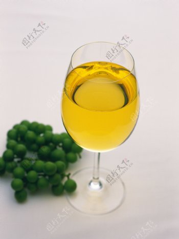 葡萄与洋酒特写图片