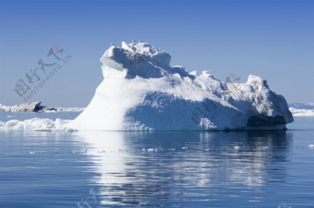 大海上的冰山风景图片